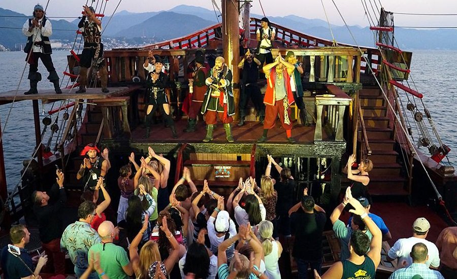 Capitan Hook Tour Dinner - Open Bar & Show - Image 4