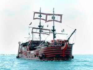 Capitan Hook Tour Dinner - Open Bar & Show